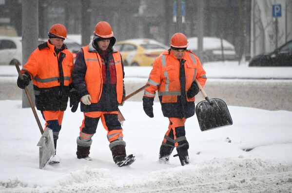 下雪时，莫斯科街上的市政工作人员。 - 俄罗斯卫星通讯社