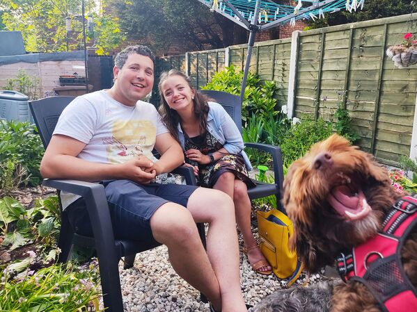 英国摄影师克洛伊•贝克拍摄的作品《摄影轰炸机雨果!(Hugo the Photobomber!)》,在大赛中获得高度评价。 英国摄影师克洛伊•贝克拍摄的作品《摄影轰炸机雨果!(Hugo the Photobomber!)》,在大赛中获得高度评价。 - 俄罗斯卫星通讯社