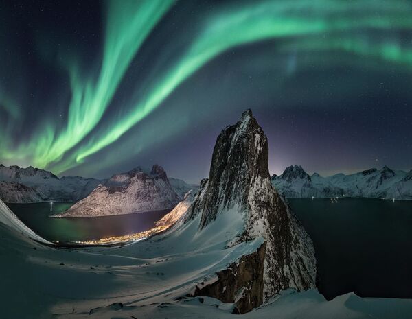 挪威攝影師弗羅伊德斯•達爾海姆拍攝的作品《北極光大教堂（The Northern Lights Cathedral）》，入選比賽25張最佳照片。 - 俄羅斯衛星通訊社