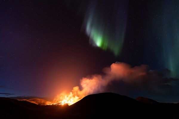 比利时摄影师杰罗恩•范•尼乌文霍夫拍摄的作品《火山北极光（Volcanic Aurora Borealis）》，入选比赛25张最佳照片。 - 俄罗斯卫星通讯社