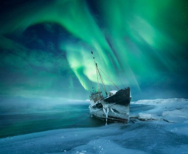 俄罗斯摄影师阿列克谢•R拍摄的作品《为了北极光（For the Northern Lights）》，入选比赛25张最佳照片。 - 俄罗斯卫星通讯社