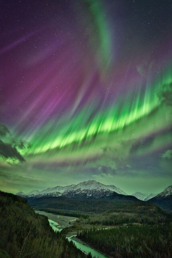 攝影師雅各布•科恩拍攝的《阿拉斯加上空的極光（Aurora over Alaska）》，入選比賽25張最佳照片。 - 俄羅斯衛星通訊社