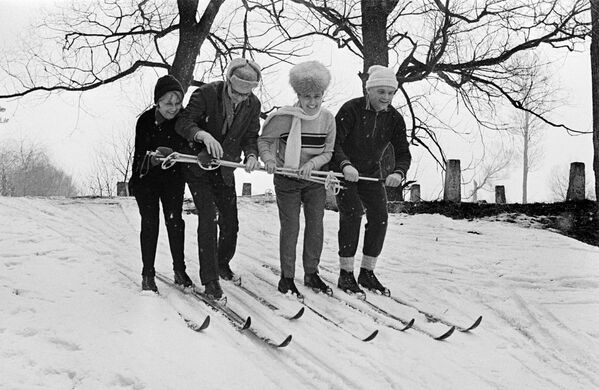  1969年冬，人們在莫斯科郊外的休閒娛樂。 - 俄羅斯衛星通訊社