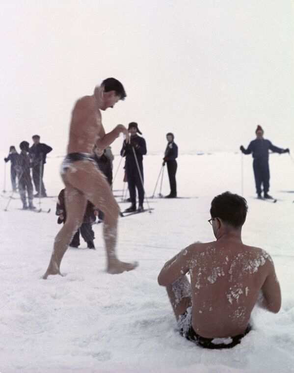  1964年，男子在雪中暢泳。 - 俄羅斯衛星通訊社