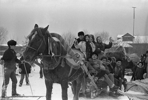  1964年，新年游园活动中的滑雪橇活动。 - 俄罗斯卫星通讯社