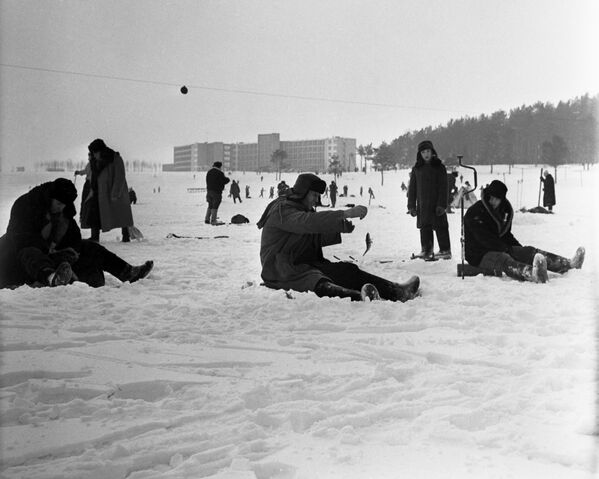  1965年，莫斯科郊外的冬釣。 - 俄羅斯衛星通訊社