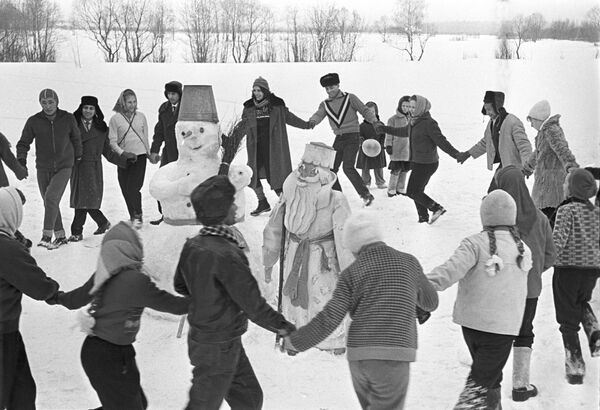 1964年，蘇聯居民圍著雪人跳集體舞。 - 俄羅斯衛星通訊社