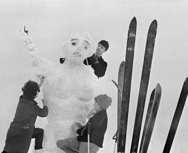  1963年，蘇聯青年在堆雪人。 - 俄羅斯衛星通訊社