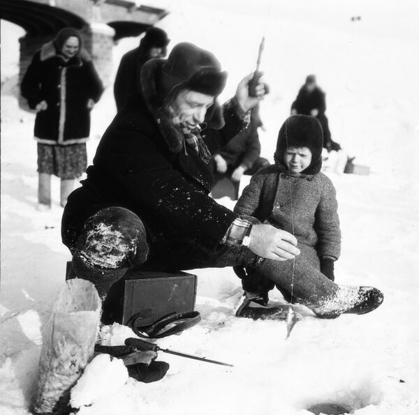  1965年，一對父子在莫斯科郊外享受冰釣的樂趣。 - 俄羅斯衛星通訊社