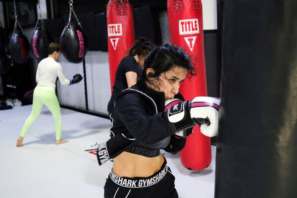 沙特女孩在拳擊俱樂部訓練館練習拳擊技巧。 - 俄羅斯衛星通訊社