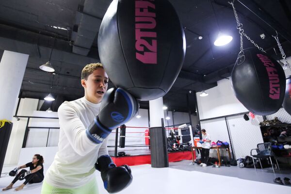 沙特女孩在拳击俱乐部训练馆练习拳击技巧。 - 俄罗斯卫星通讯社