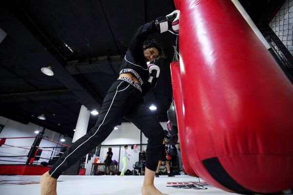 沙特女孩在拳擊俱樂部訓練館練習拳擊技巧。 - 俄羅斯衛星通訊社
