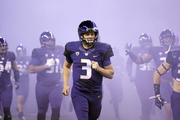 美國橄欖球運動員傑克•布朗寧與隊友們奔跑登場。 - 俄羅斯衛星通訊社