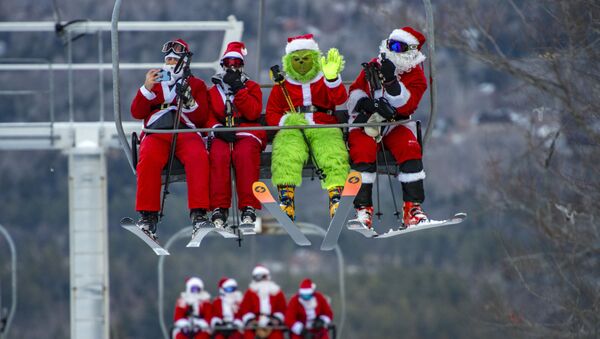 Лыжники принимают участие в ежегодном лыжном забеге Санта-Клауса на Сандей-Ривер в Ньюри, США - 俄羅斯衛星通訊社