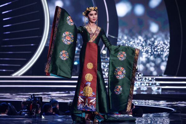 參加2021年環球小姐選美大賽的中國小姐楊詩尹。 - 俄羅斯衛星通訊社