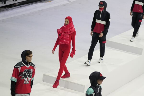  模特正在展示2022年北京冬奥会俄罗斯代表团官方服饰。 - 俄罗斯卫星通讯社