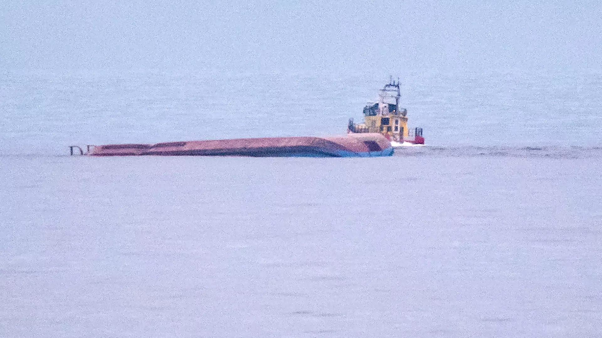 Топливо вытекает с датского судна, перевернувшегося в Балтийском море 