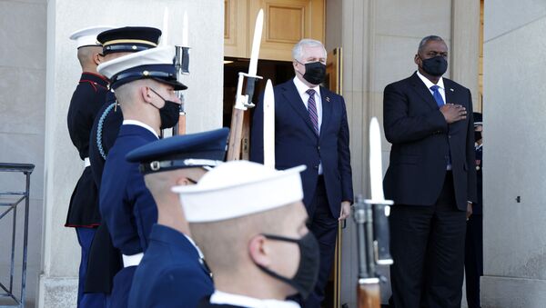 美國國防部長勞埃德·奧斯汀（右）歡迎立陶宛國防部長 - 俄羅斯衛星通訊社