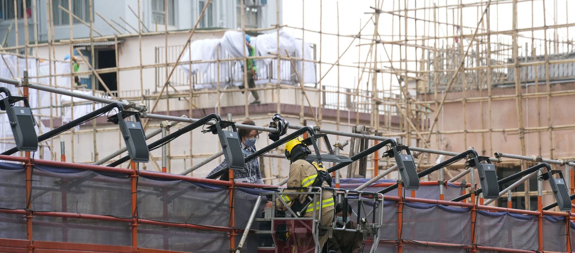 300多人因大火被困在香港一棟摩天大樓樓頂 7人受傷 - 俄羅斯衛星通訊社, 1920, 15.12.2021