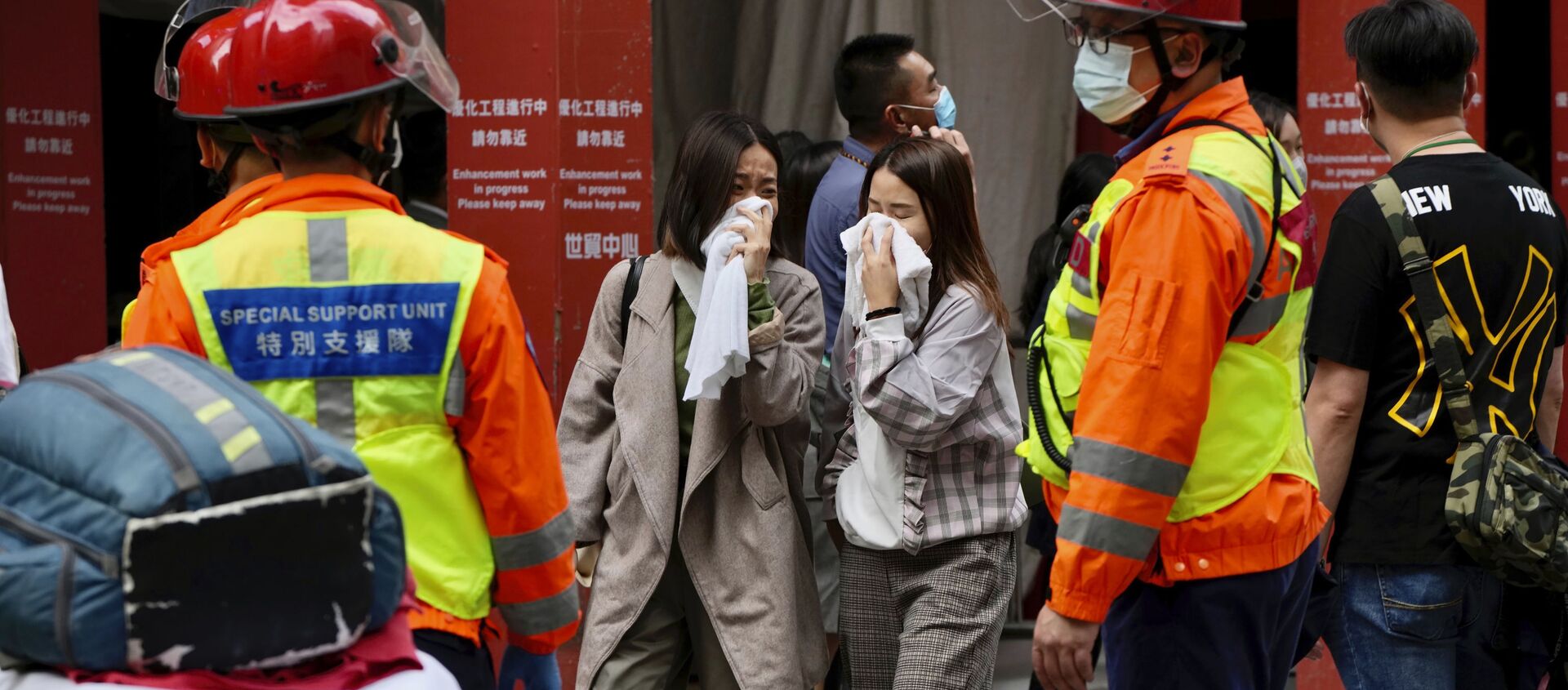Прохожие и пожарные напротив ТЦ в Гонконге, заблокированного из-за сильного пожара - 俄罗斯卫星通讯社, 1920, 15.12.2021