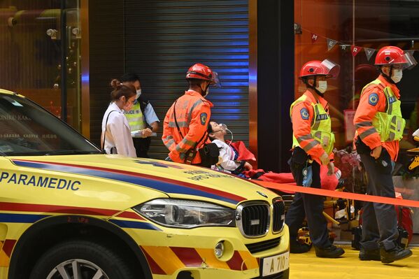 一名剛從世貿中心38層單位脫險的香港市民接受急救治療。 一名剛從世貿中心38層單位脫險的香港市民接受急救治療。 - 俄羅斯衛星通訊社