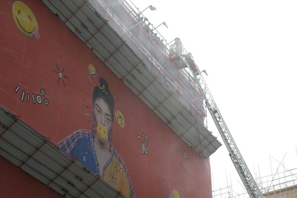 香港消防隊使用雲梯疏散被困世貿中心高層的市民。 香港消防隊使用雲梯疏散被困世貿中心高層的市民。 - 俄羅斯衛星通訊社