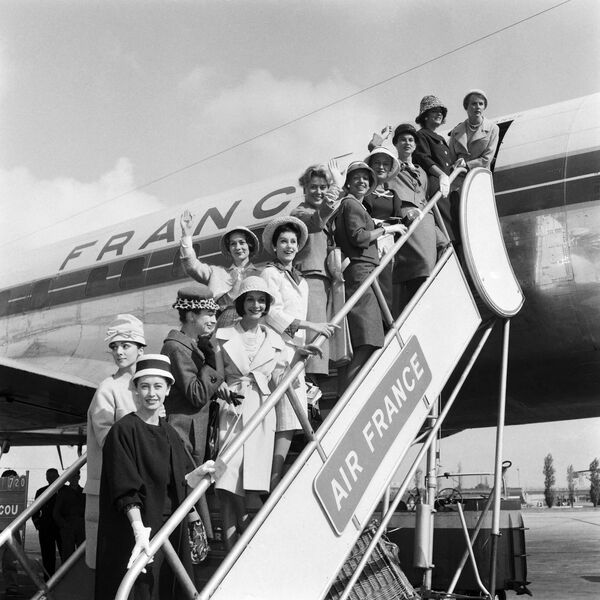 1959年，巴黎奧利機場里的Christian Dior的法國時裝模特。 - 俄羅斯衛星通訊社