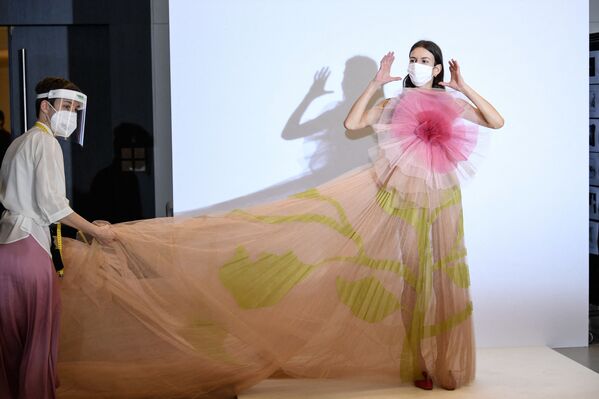 巴黎，模特試穿意大利設計師瑪莉亞•嘉西亞•基烏里設計的迪奧高定時裝。 - 俄羅斯衛星通訊社