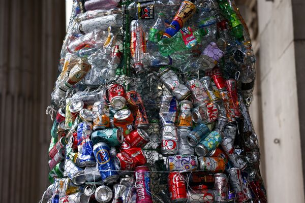 伦敦市长官邸的阳台上用垃圾制成的圣诞树附近的景色。 - 俄罗斯卫星通讯社