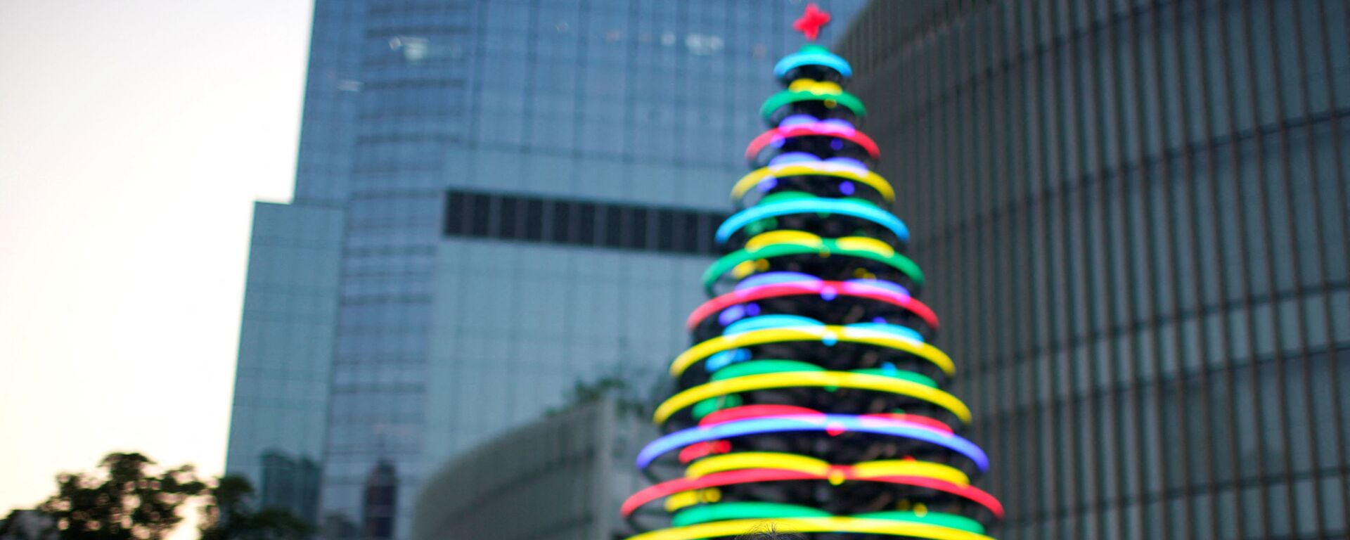 Рождественская ель из световых обручей возле торгового центра в Шанхае, Китай - 俄罗斯卫星通讯社, 1920, 27.12.2021