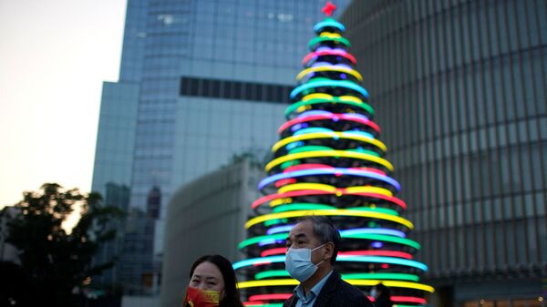 Рождественская ель из световых обручей возле торгового центра в Шанхае, Китай - 俄罗斯卫星通讯社