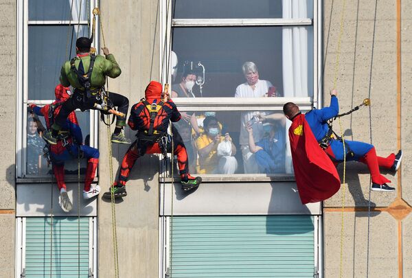 意大利米兰圣保罗医院，装扮成超级英雄的杂技演员们向住院接受治疗的孩子们问好。 - 俄罗斯卫星通讯社
