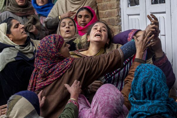 印度，親戚和鄰居們安慰哭泣的警察拉米茲•艾哈邁德的妹妹，拉米茲在槍戰中喪生。 - 俄羅斯衛星通訊社