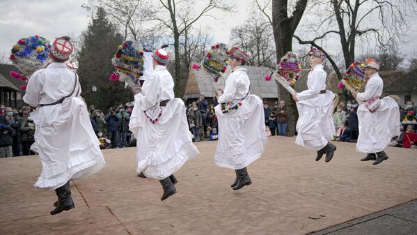 羅馬尼亞布加勒斯特，年輕人在冬季傳統的表演中跳舞。 - 俄羅斯衛星通訊社