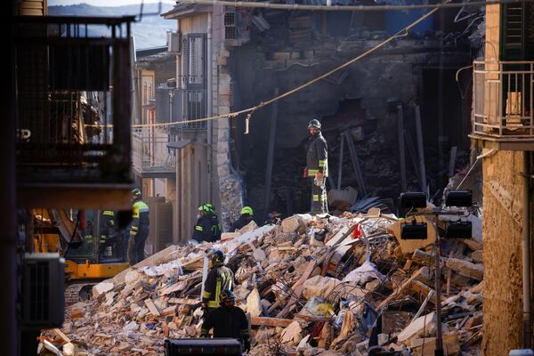 意大利拉瓦努萨，救援人员正在一处天然气爆炸现场工作，此次爆炸造成多处建筑物倒塌。 - 俄罗斯卫星通讯社