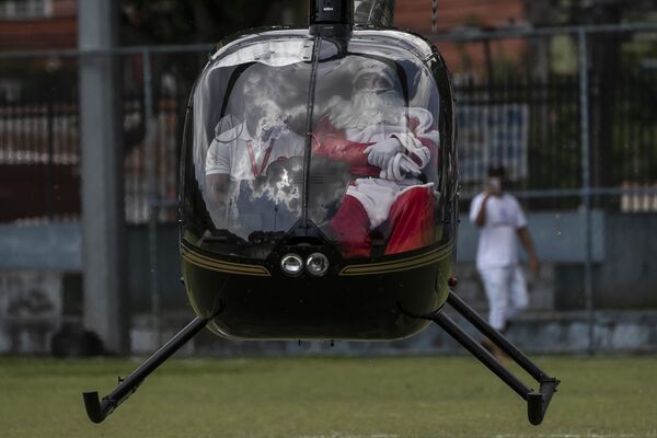 一名扮成圣诞老人的男子乘坐直升机抵达巴西里约热内卢参加圣诞节庆祝活动。 - 俄罗斯卫星通讯社