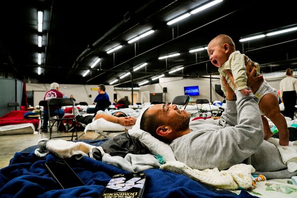 美國溫戈市，42歲的安東尼•瓦斯奎茲和他4個月大的兒子在一個臨時避難所里玩耍。 - 俄羅斯衛星通訊社