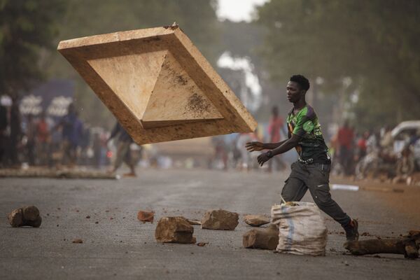 乌干达反对党民族团结纲领党的支持者们，在警方驱散他们时封锁道路。 - 俄罗斯卫星通讯社