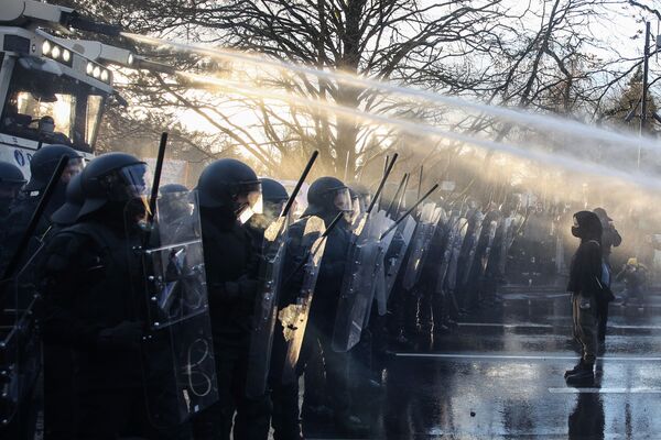 卢森堡爆发反疫情限制示威，执法人员用水枪维持秩序。 - 俄罗斯卫星通讯社