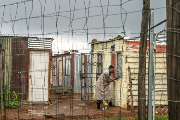 南非约翰内斯堡附近的一个非正式定居点里，一名妇女关上了家中的窗户。 - 俄罗斯卫星通讯社