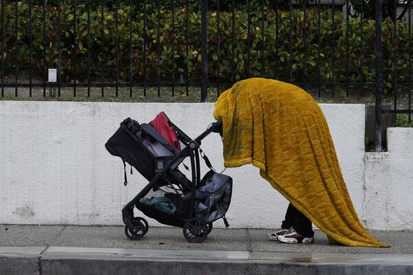 洛杉矶，雨中无家可归的人。 - 俄罗斯卫星通讯社