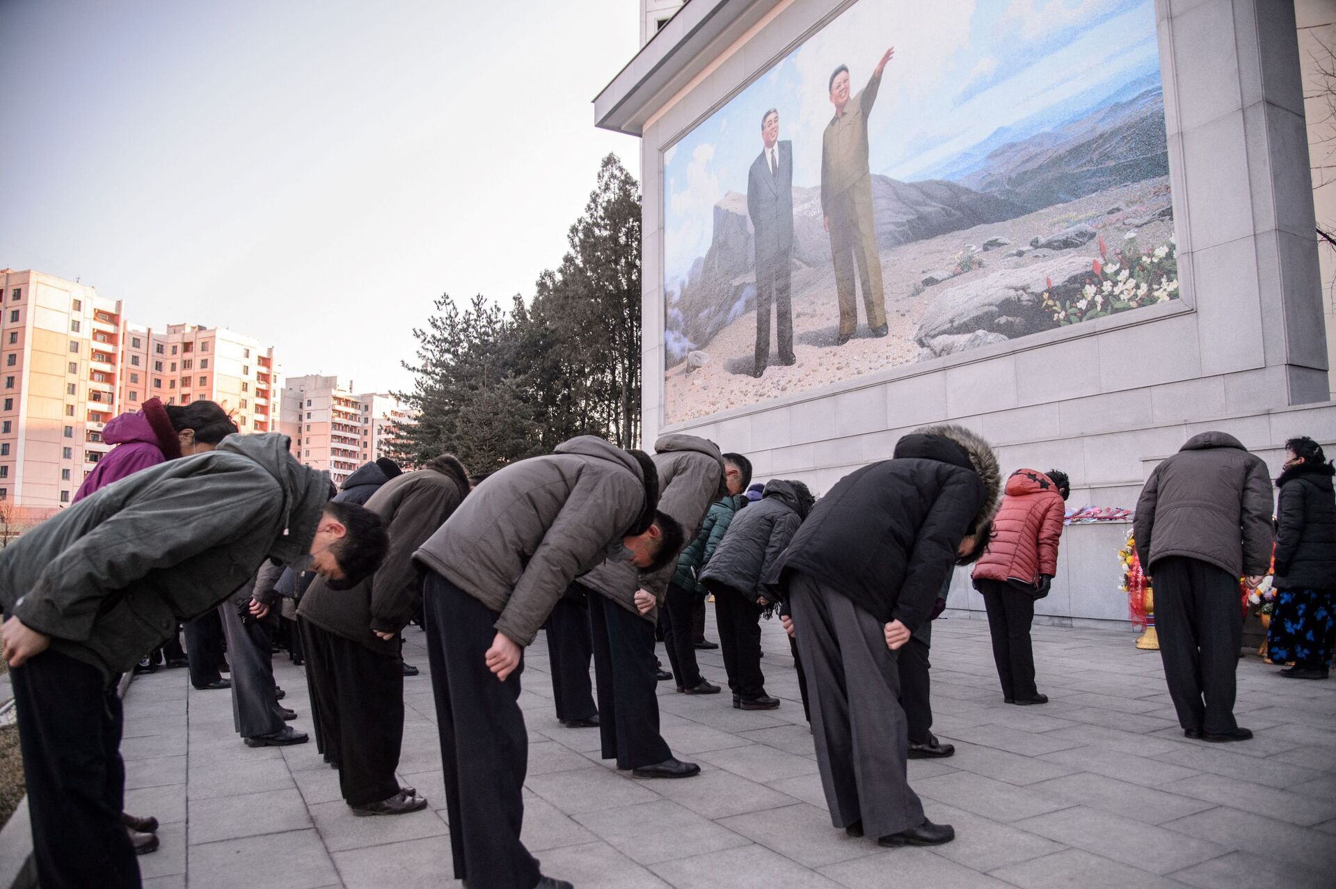 人們在金日成和金正日的壁畫前鞠躬致敬，平壤，2021年12月17日 - 俄羅斯衛星通訊社, 1920, 21.12.2021