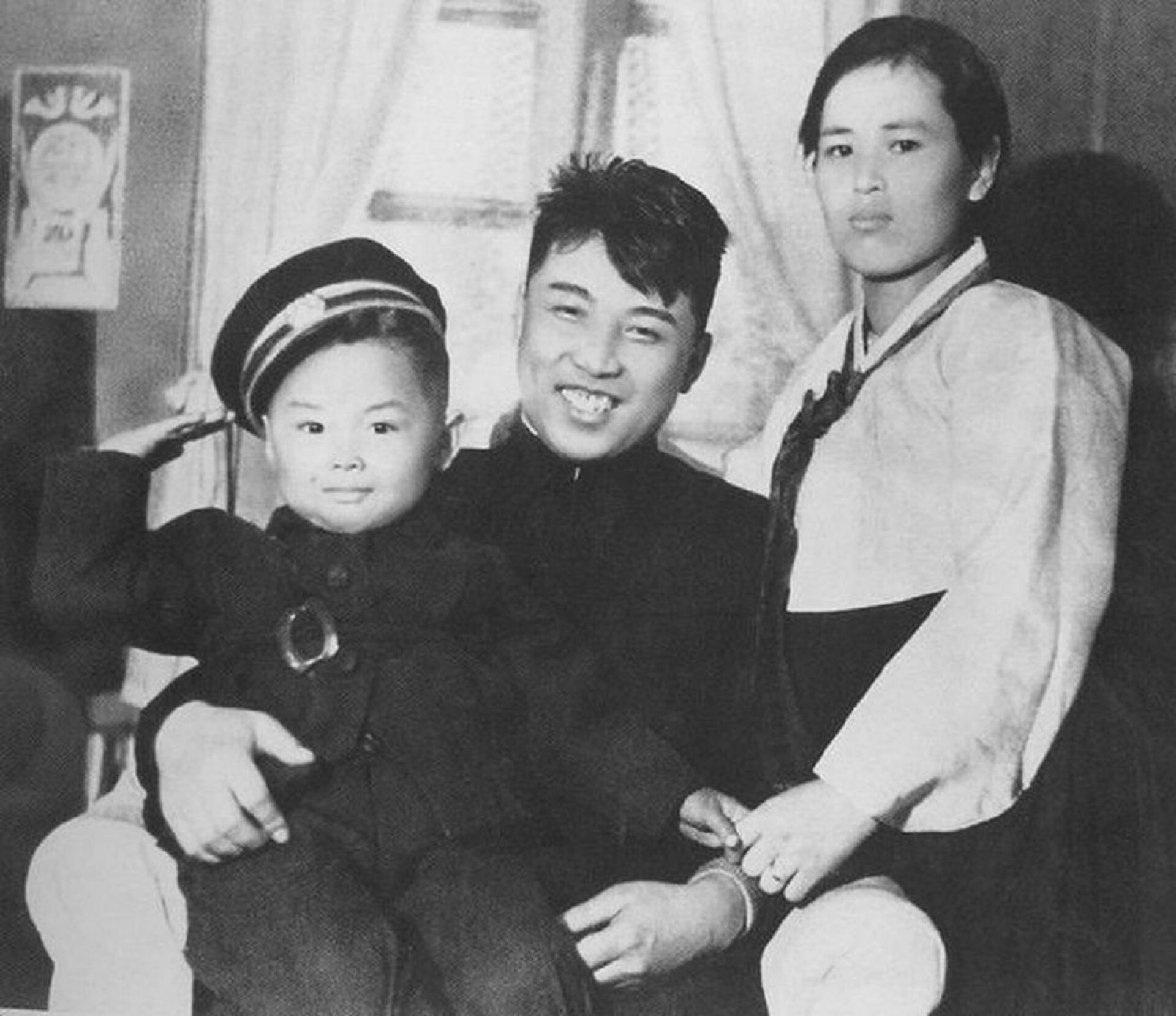 金正日（现任朝鲜最高领导人金正恩的父亲）和他的父母——父亲金日成，母亲金正淑，朝鲜，拍摄于上世纪40年代 - 俄罗斯卫星通讯社, 1920, 21.12.2021