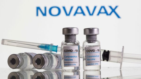 Пузырьки с вакциной на фоне надписи Novavax - 俄羅斯衛星通訊社