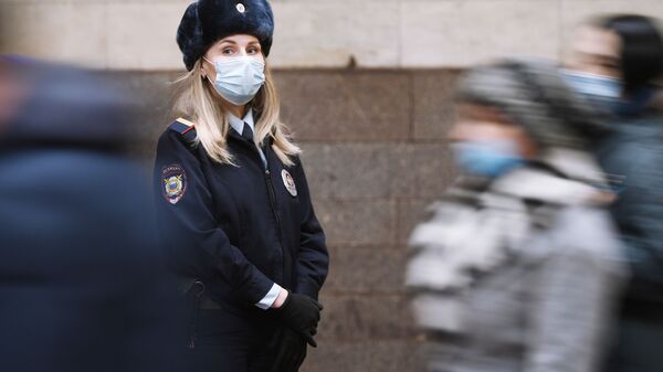Сотрудница полиции во время рейда по соблюдению пассажирами масочного режима в Новосибирске - 俄罗斯卫星通讯社