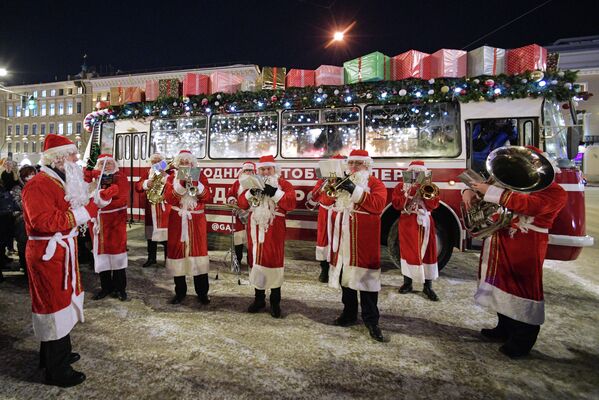 在聖彼得堡涅夫斯基大街上表演演奏的“聖誕老人管弦樂隊” - 俄羅斯衛星通訊社