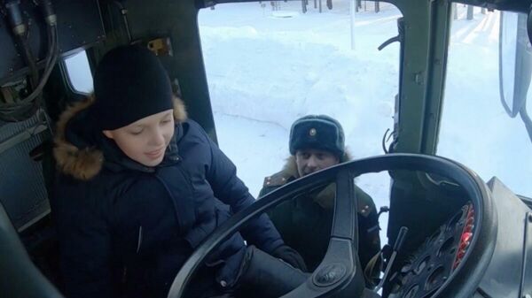 俄战略火箭部队军人帮助小男孩实现“开”亚尔斯导弹车的愿望 - 俄罗斯卫星通讯社