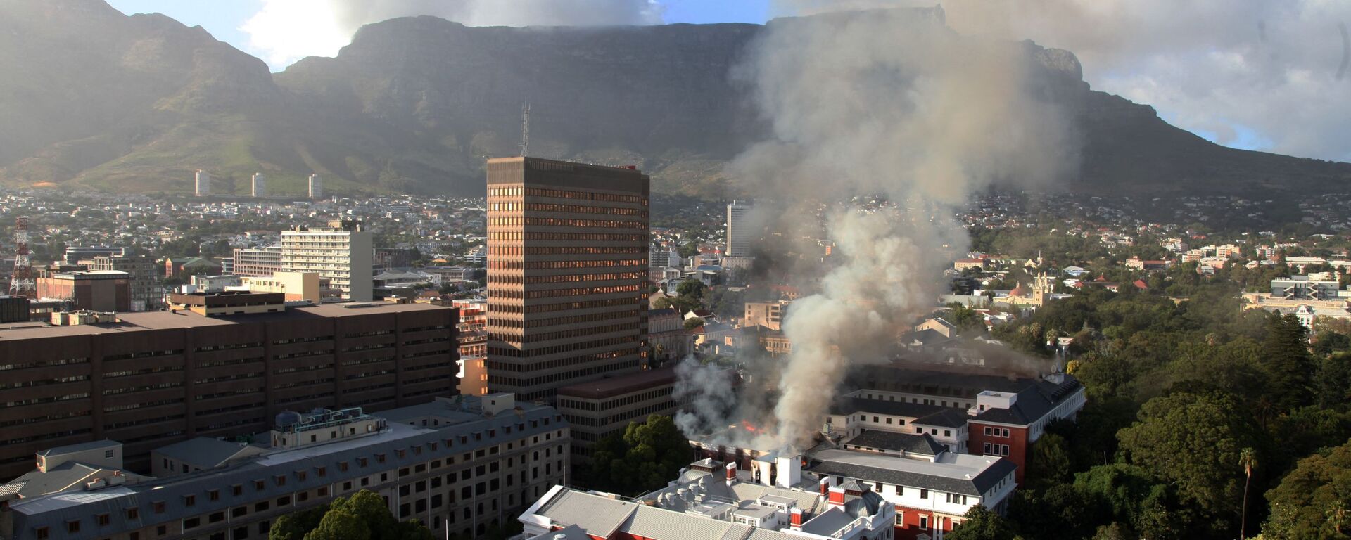 Пожар в здании парламента ЮАР в Кейптауне  - 俄羅斯衛星通訊社, 1920, 04.01.2022