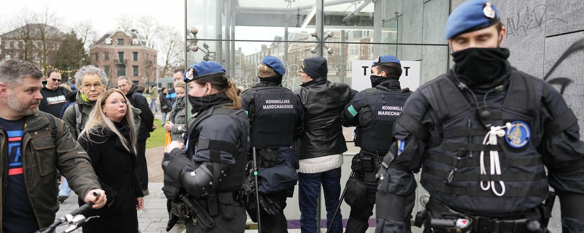 阿姆斯特丹警方对抗议者们动用警犬 - 俄罗斯卫星通讯社, 1920, 03.01.2022