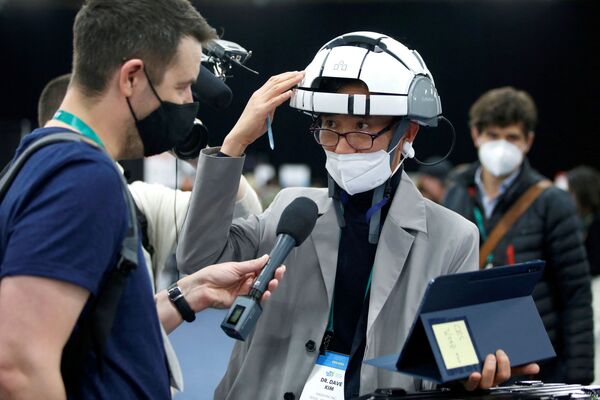 在拉斯維加斯消費電子展CES2022的CES Unveiled媒體展示活動中，戴夫·金（Dave Kim）博士介紹大腦健康數字監測平台iSyncWave和LED治療頭盔。 - 俄羅斯衛星通訊社